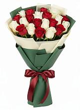 Букет Микс из красных и белых роз в Февральск