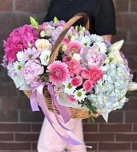Композиция солнечный день в Февральск Цветочная композиция из Розы, Хризантемы, Пионы и Лизиантусы в корзине в Февральск