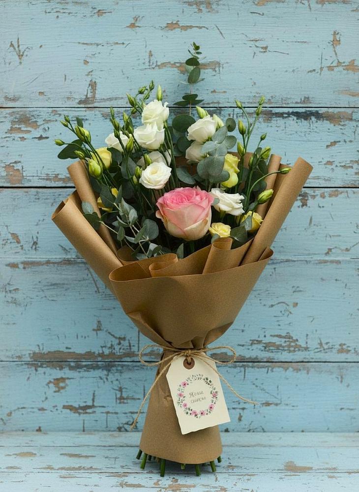 Букет цветов из: Розы и Лизиантусы в Февральск