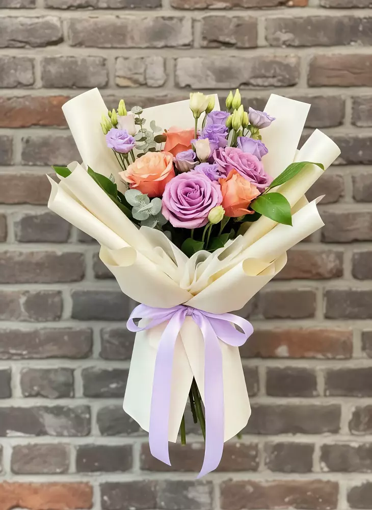 Букет цветов из: Лизиантусы и Розы в Февральск