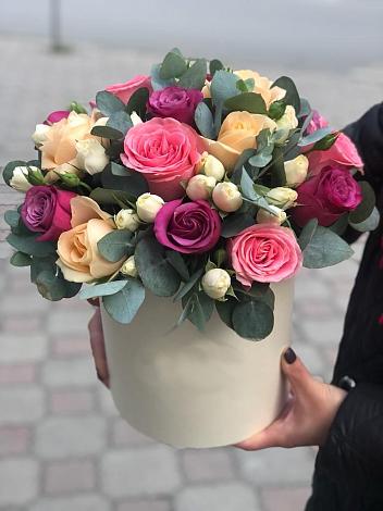 Цветочная композиция из Розы в шляпной коробке в Февральск