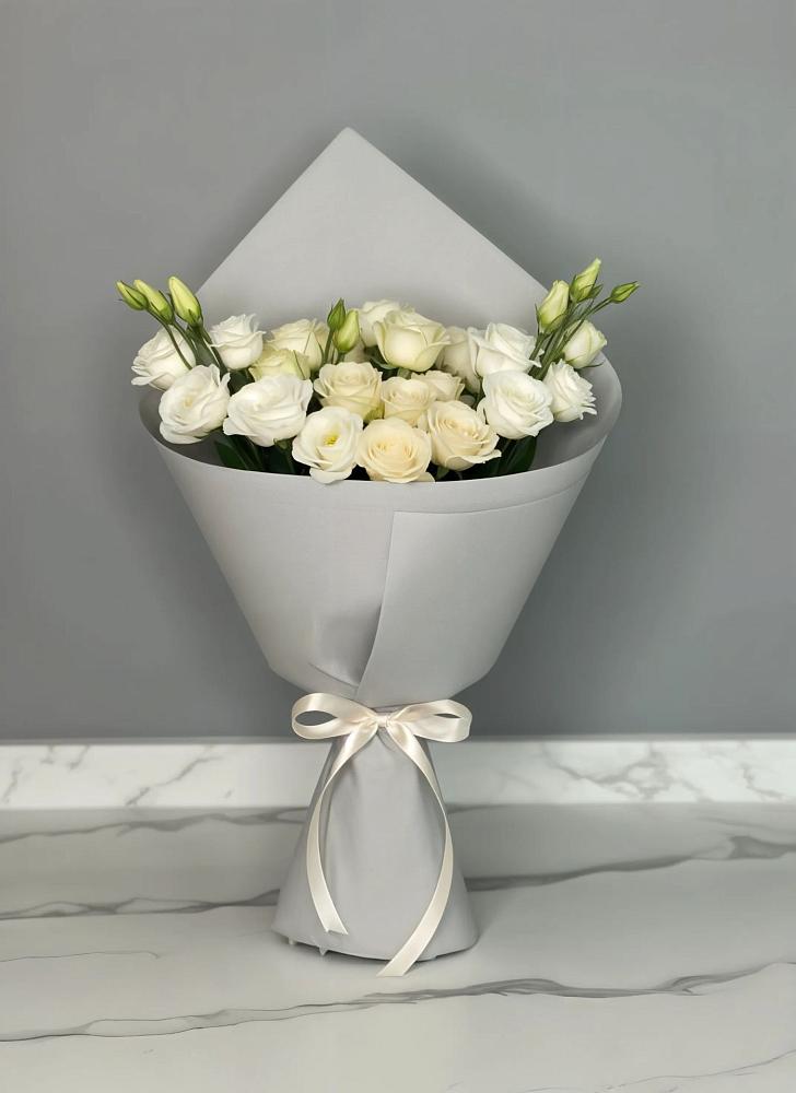 Букет цветов из: Розы и Лизиантусы в Февральск