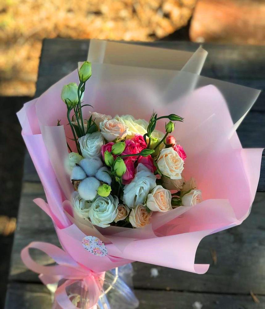 Букет цветов из: Розы и Лизиантусы в Февральск