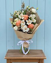 Букет цветов из:  Альстромерии, Лизиантусы, Розы и Хризантемы в Февральск