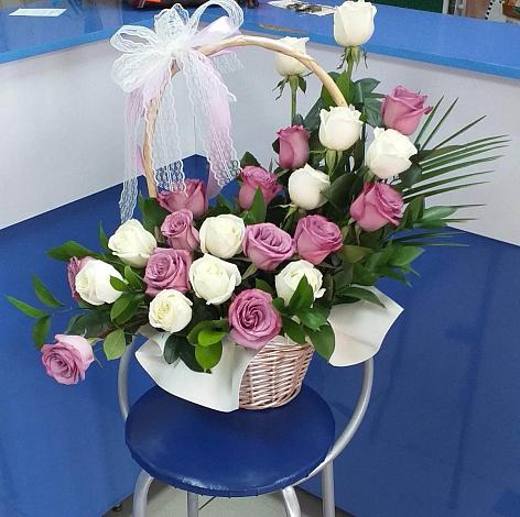 Цветочная композиция из Розы в корзине в Февральск