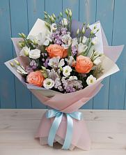 Букет цветов из:  Лизиантусы, Розы, Альстромерии и Гипсофила в Февральск