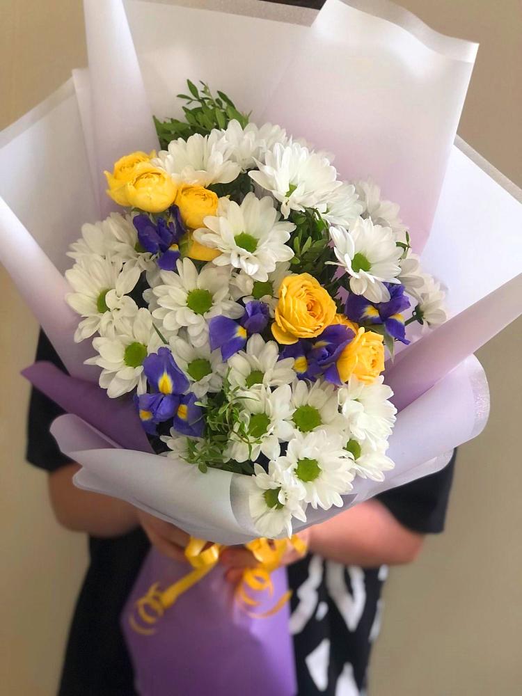 Букет цветов из: Ирисы, Хризантемы и Розы в Февральск