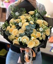 Букет птица счастья в Февральск Букет цветов из: Розы и Лизиантусы в Февральск