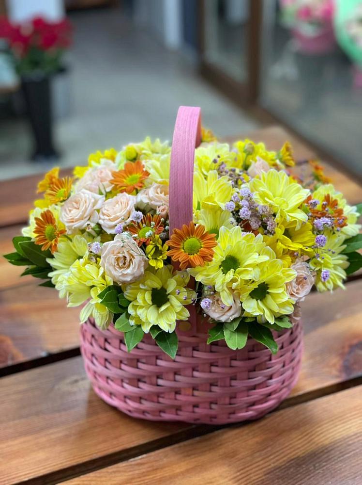 Цветочная композиция из Хризантемы и Розы в корзине в Февральск