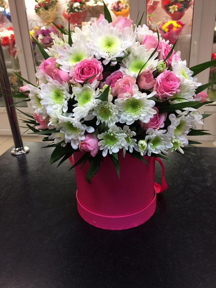 Цветочная композиция из Розы и Хризантемы в шляпной коробке в Февральск