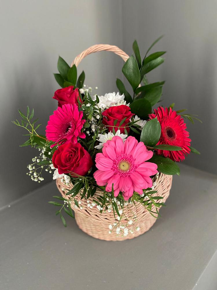 Цветочная композиция из Розы, Хризантемы и Герберы в корзине в Февральск