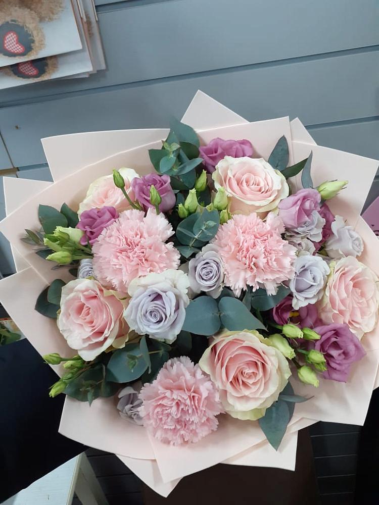 Букет цветов из: Розы, Гвоздики и Лизиантусы в Февральск